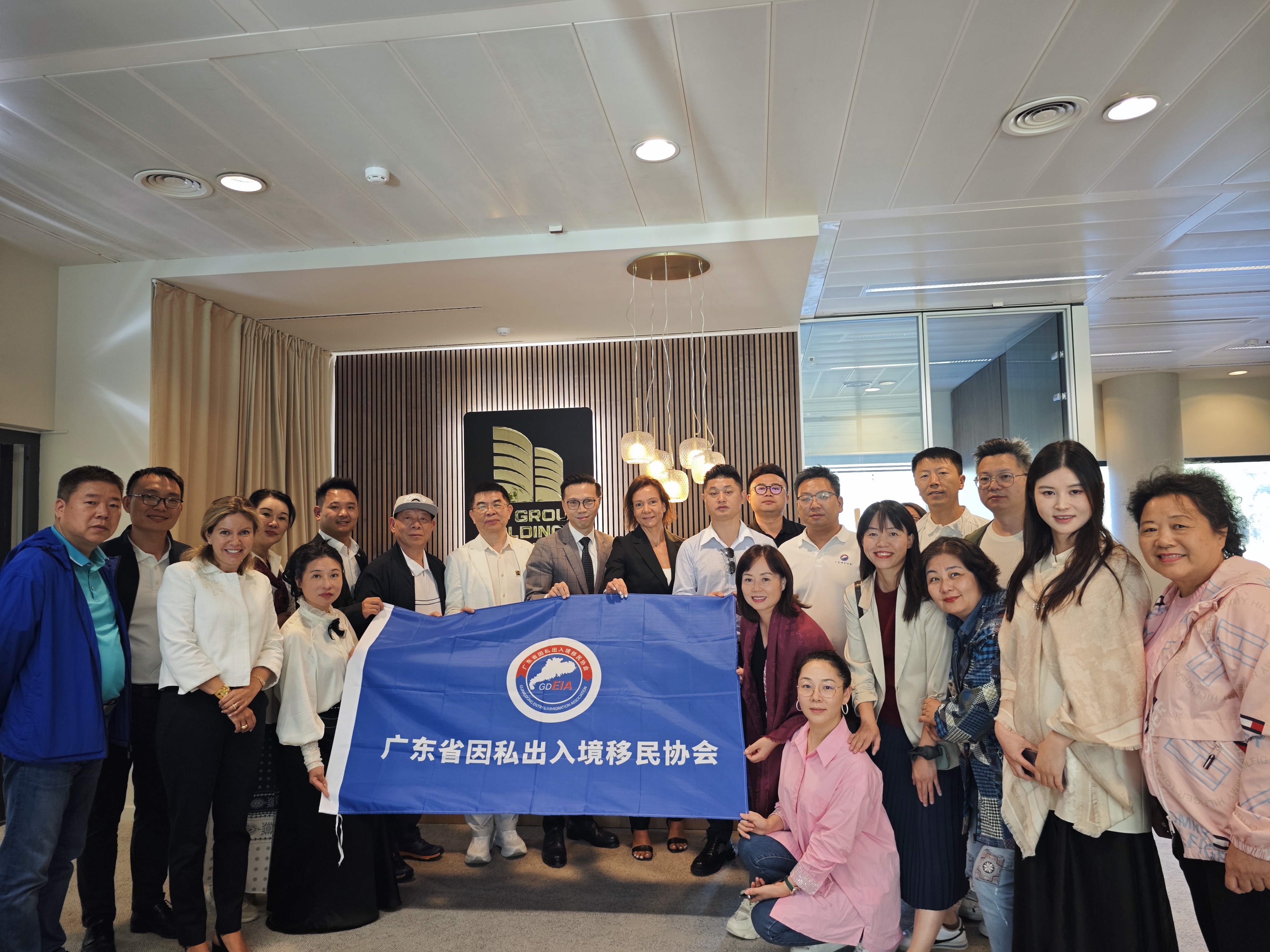 近日，唐人街国际欧洲移民团队携客户来到葡萄牙的波尔图考察酒店项目